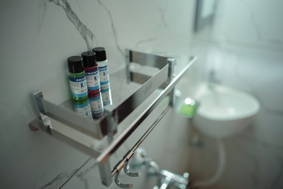 Shower, free toiletries, towels
