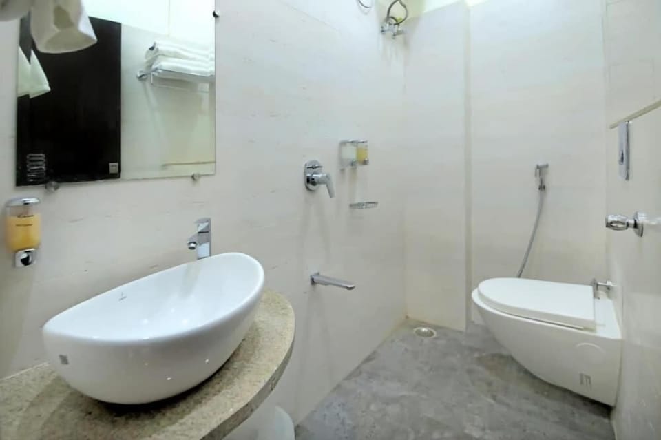 Deluxe Room | Bathroom | Shower, towels