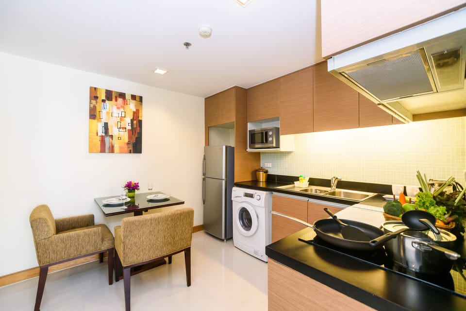 Deluxe Room | Private kitchen | Full-size fridge, microwave, electric kettle, cookware/dishes/utensils
