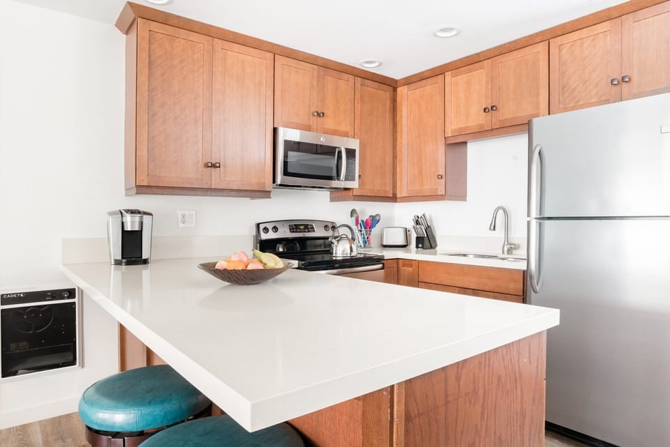 Full kitchen with eat-in bar area (3)