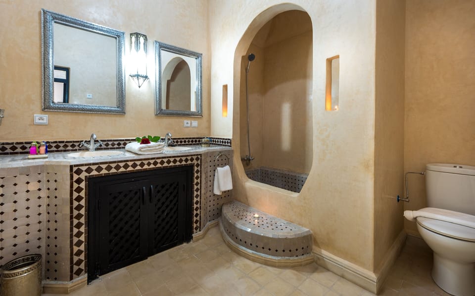 Shower, free toiletries, bathrobes, towels
