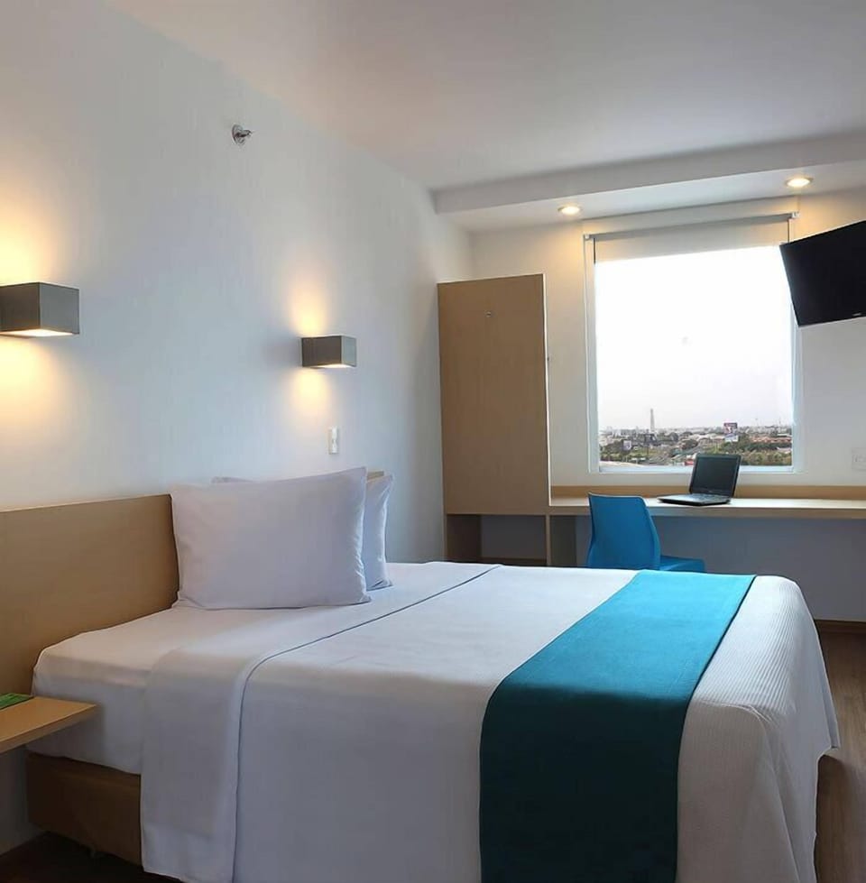 Superior Room, 1 Queen Bed | Desk, blackout drapes, free cribs/infant beds, free WiFi