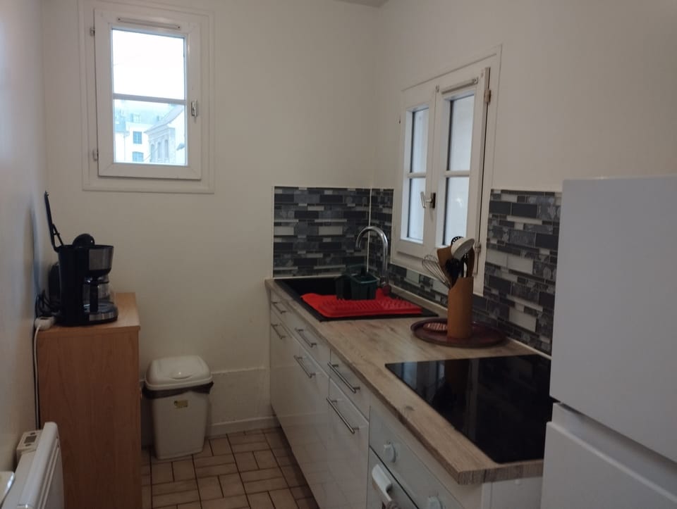 Apartment, Ensuite | Private kitchen | Highchair, dining tables