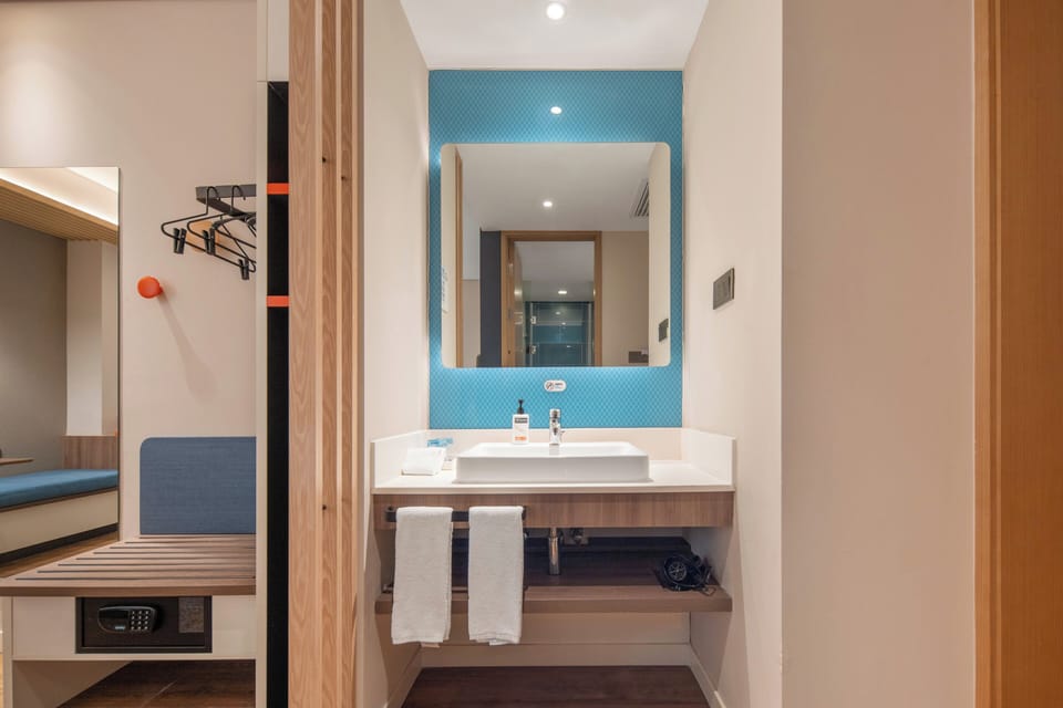 Shower, hydromassage showerhead, free toiletries, hair dryer