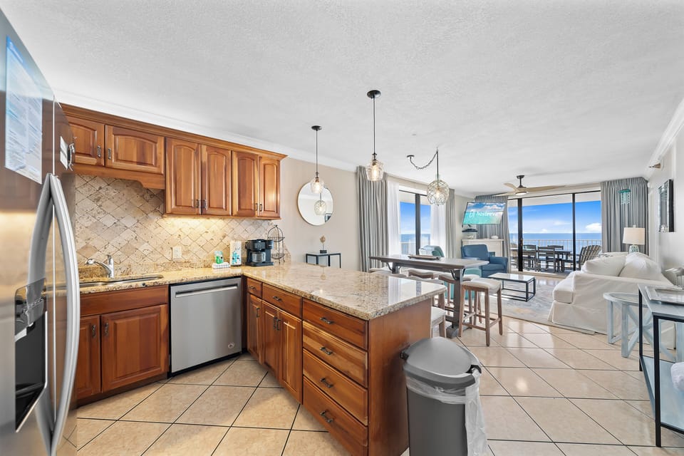 Comfort Condo, 3 Bedrooms, Balcony, Canal View | Private kitchen | Coffee/tea maker, fridge, microwave, oven