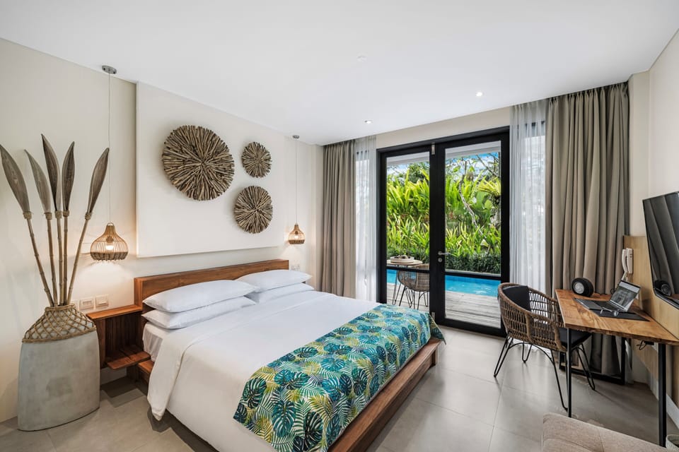 Premier Pool Suite | 1 bedroom, premium bedding, down comforters, Tempur-Pedic beds
