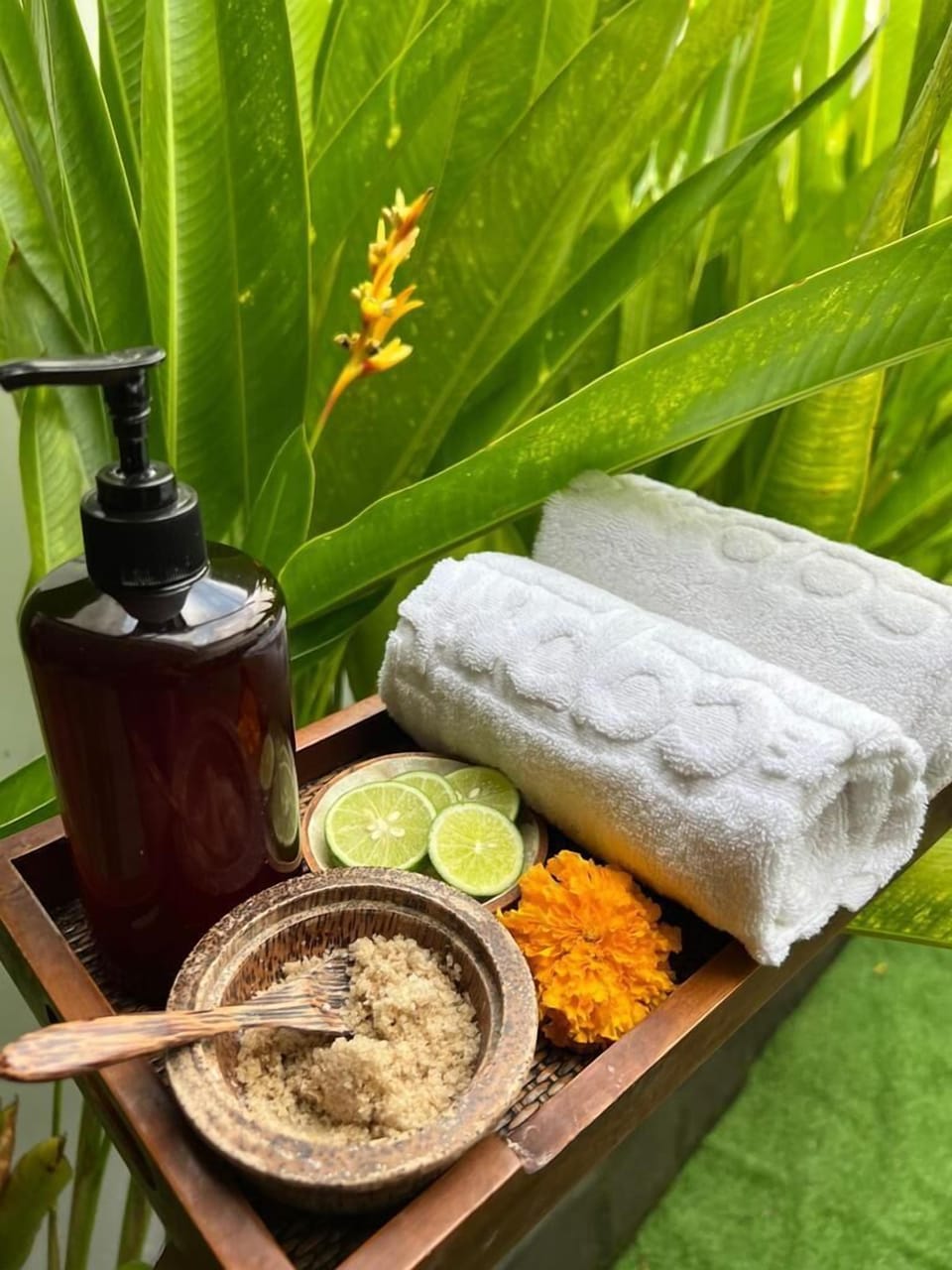 Couples treatment rooms, body treatments, aromatherapy