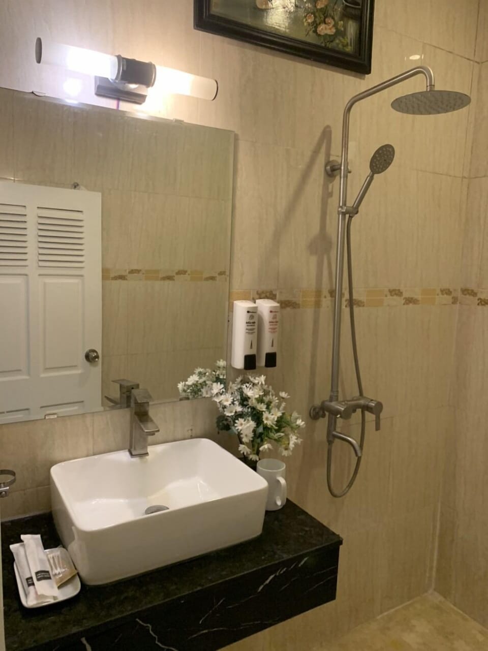 Standard Room | Bathroom | Shower, rainfall showerhead, free toiletries, hair dryer