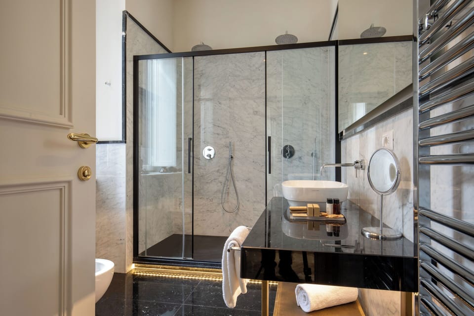 Superior King Room | Bathroom | Shower, rainfall showerhead, free toiletries, hair dryer