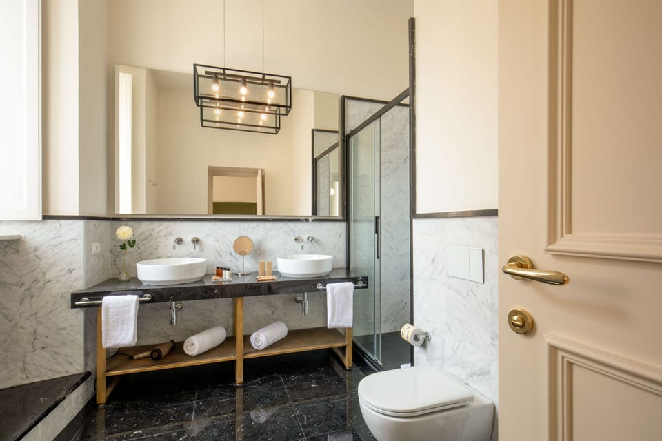 Superior King Room | Bathroom | Shower, rainfall showerhead, free toiletries, hair dryer