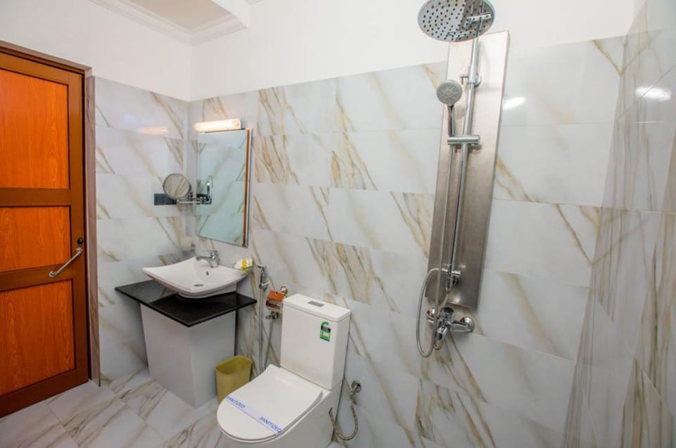 Shower, rainfall showerhead, towels