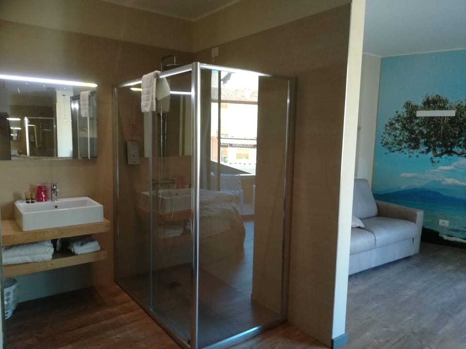 Junior Suite, Balcony | Bathroom | Shower, free toiletries, hair dryer, bidet