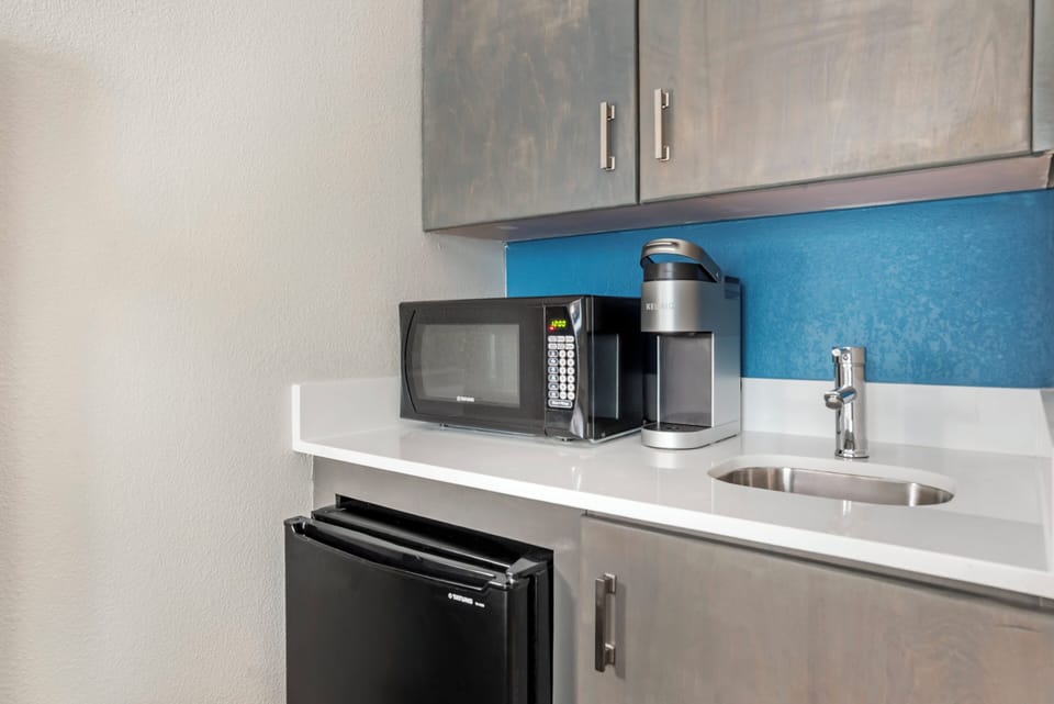 Standard Room, 1 King Bed, Roll-in Shower (Communications, Roll-In Shower) | Room amenity