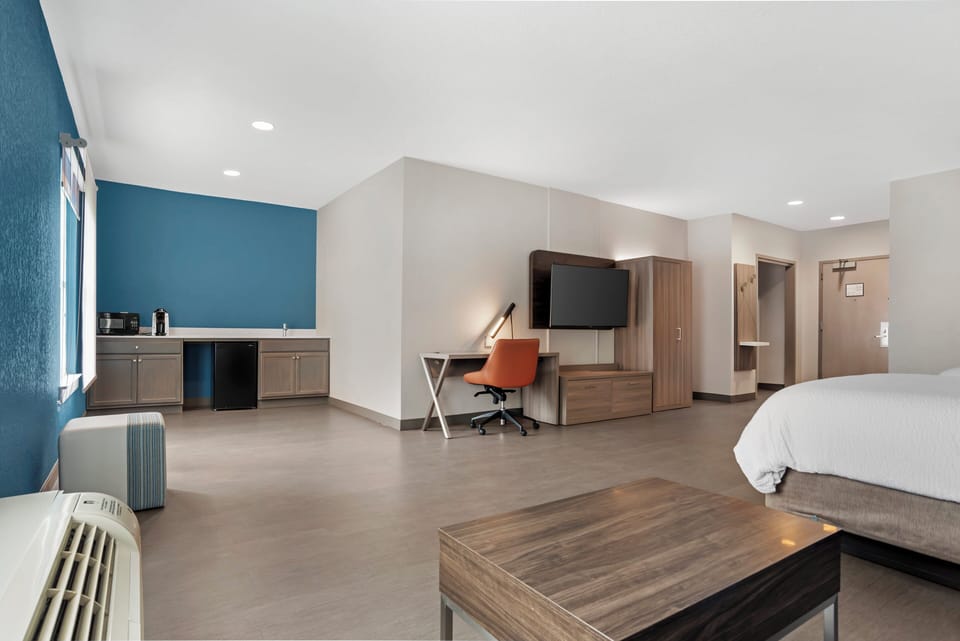 In-room safe, desk, iron/ironing board, rollaway beds (surcharge)
