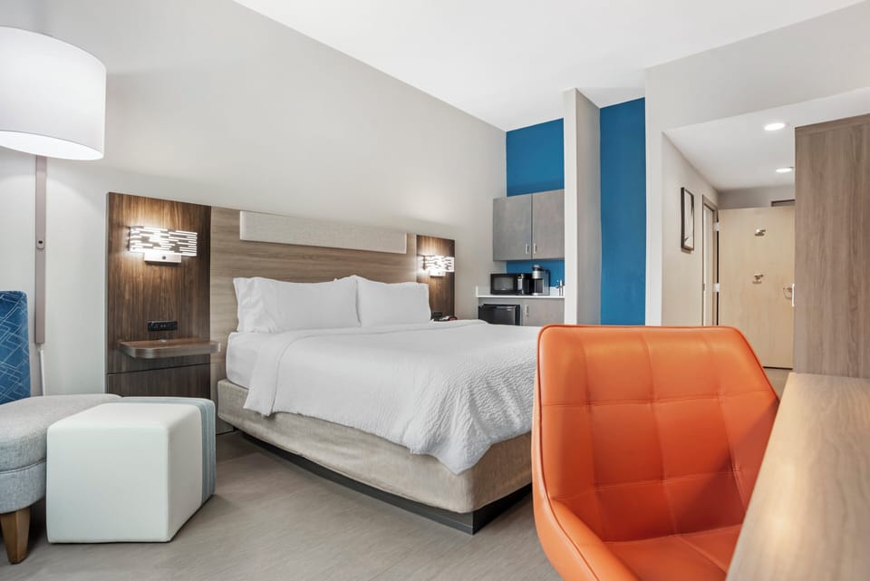 In-room safe, desk, iron/ironing board, rollaway beds (surcharge)