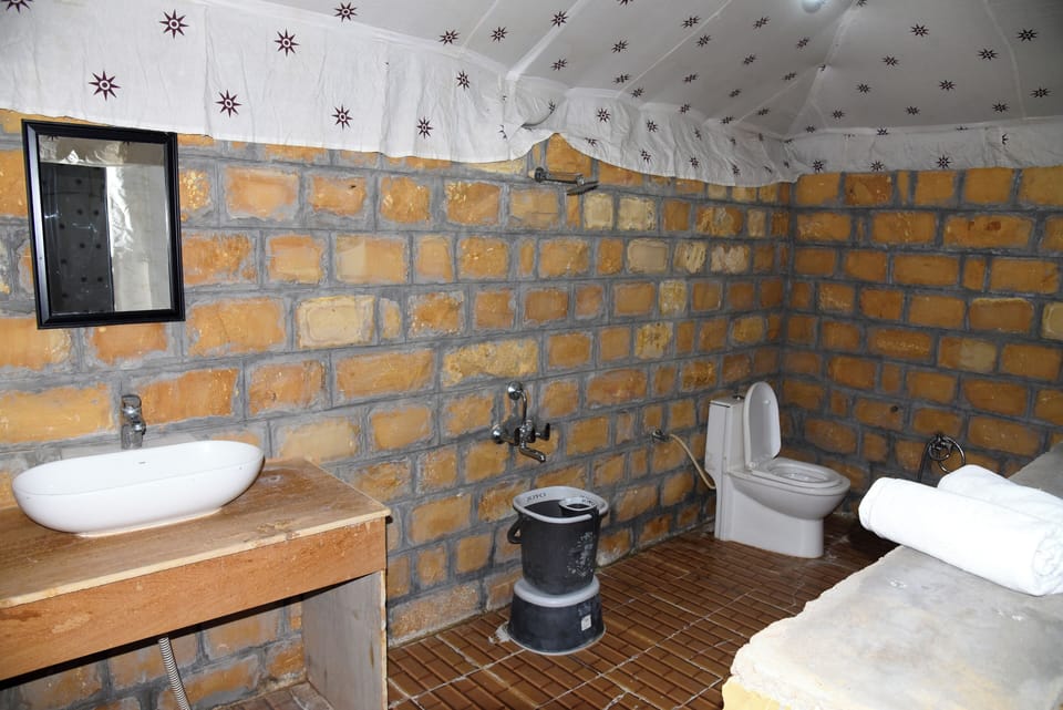 Deluxe Swiss Tent | Bathroom | Shower, towels