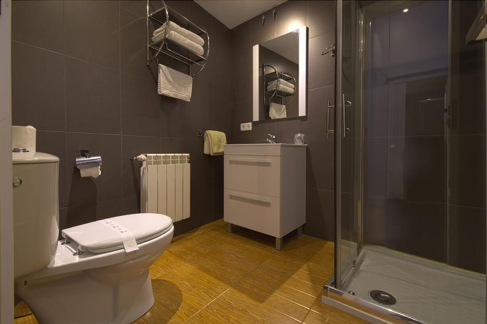 Shower, free toiletries, towels