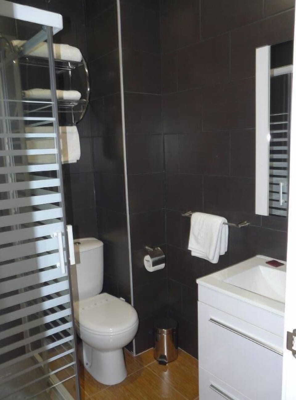 Shower, free toiletries, towels