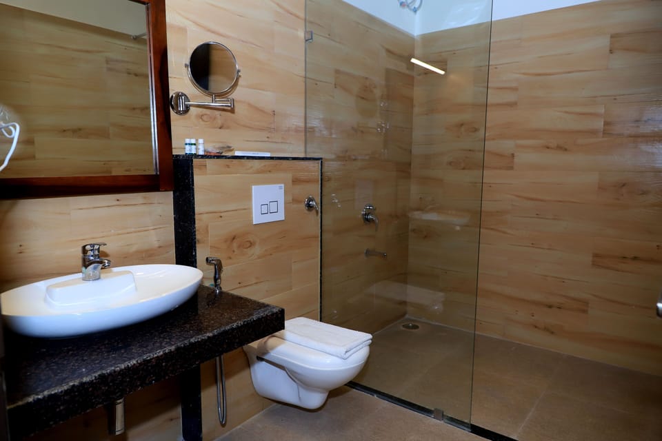 Classic Room | Bathroom | Shower, slippers, towels