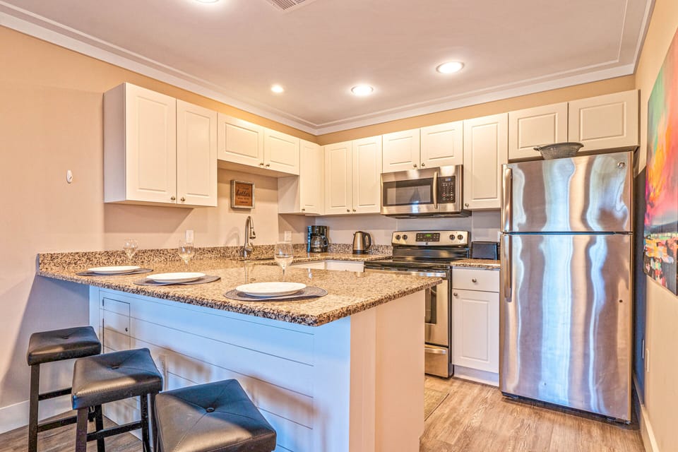 Wow!  Newly remodeled kitchen!  Fully stocked and ready for the chef in you!
