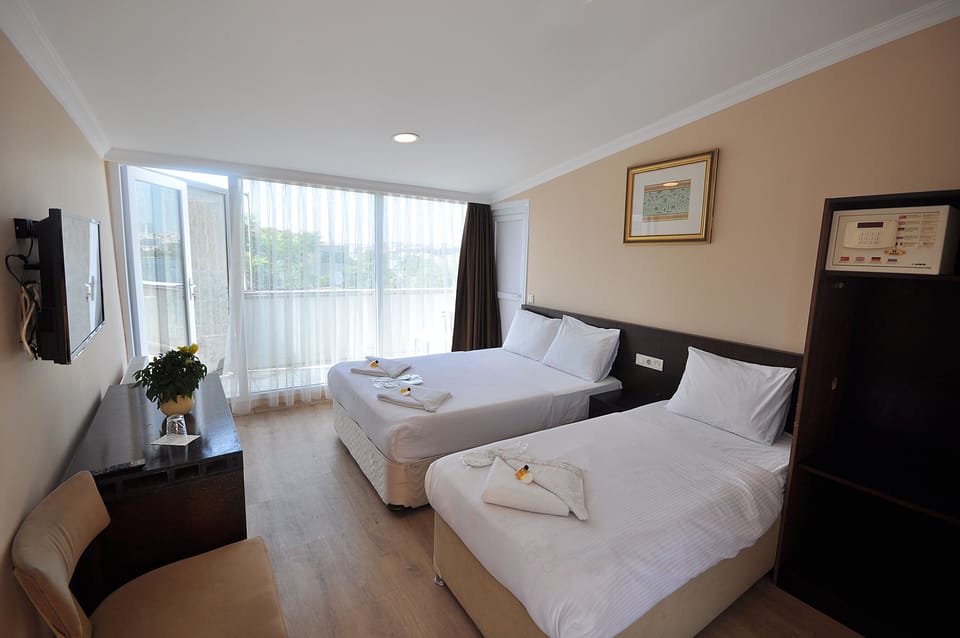 Deluxe Triple Room, Sea View | Egyptian cotton sheets, premium bedding, minibar, desk