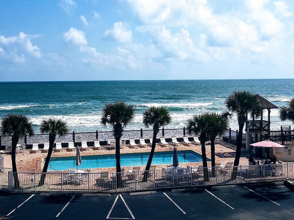 ~ Pool directly on the ocean. 