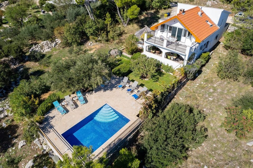 This quiet location offers a really relaxing vacation, and still, you are less than 10min (6km) far from Omiš