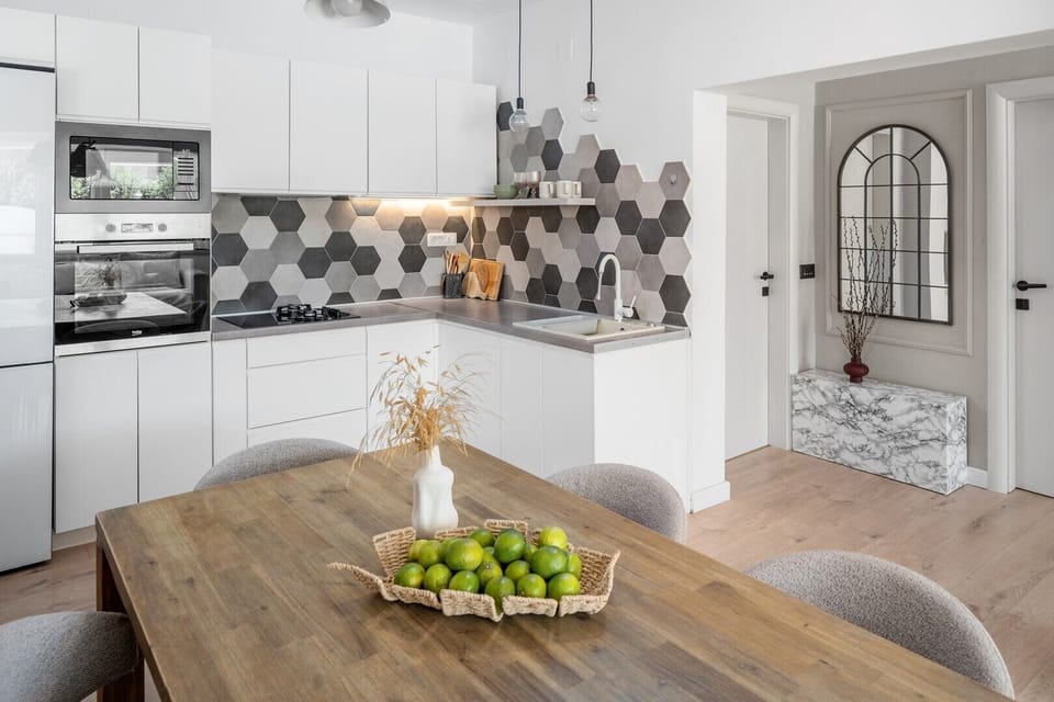 A fully equipped kitchen, perfect for preparing delicious meals
