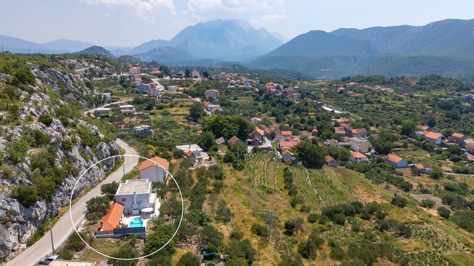 The location of the property with the surrounding area