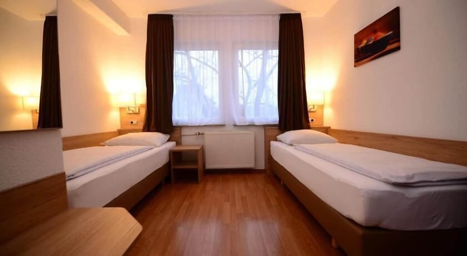 Twin Room | Soundproofing, iron/ironing board, travel crib, WiFi (free)