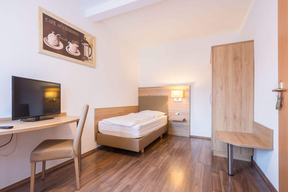 Single Room | Soundproofing, iron/ironing board, travel crib, WiFi (free)