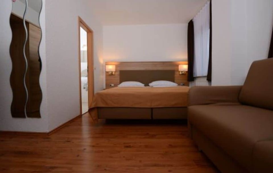 Double Room | Soundproofing, iron/ironing board, travel crib, WiFi (free)
