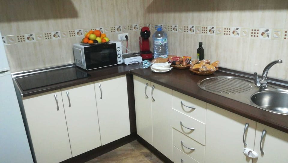 Full-size fridge, microwave, stovetop, coffee/tea maker