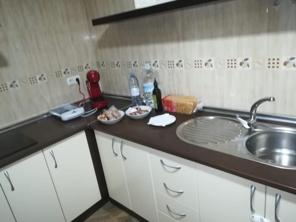 Full-size fridge, microwave, stovetop, coffee/tea maker