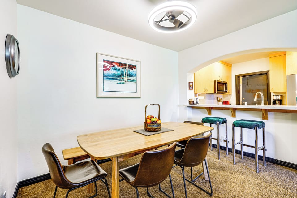 Dining Area | Dishware/Flatware Provided