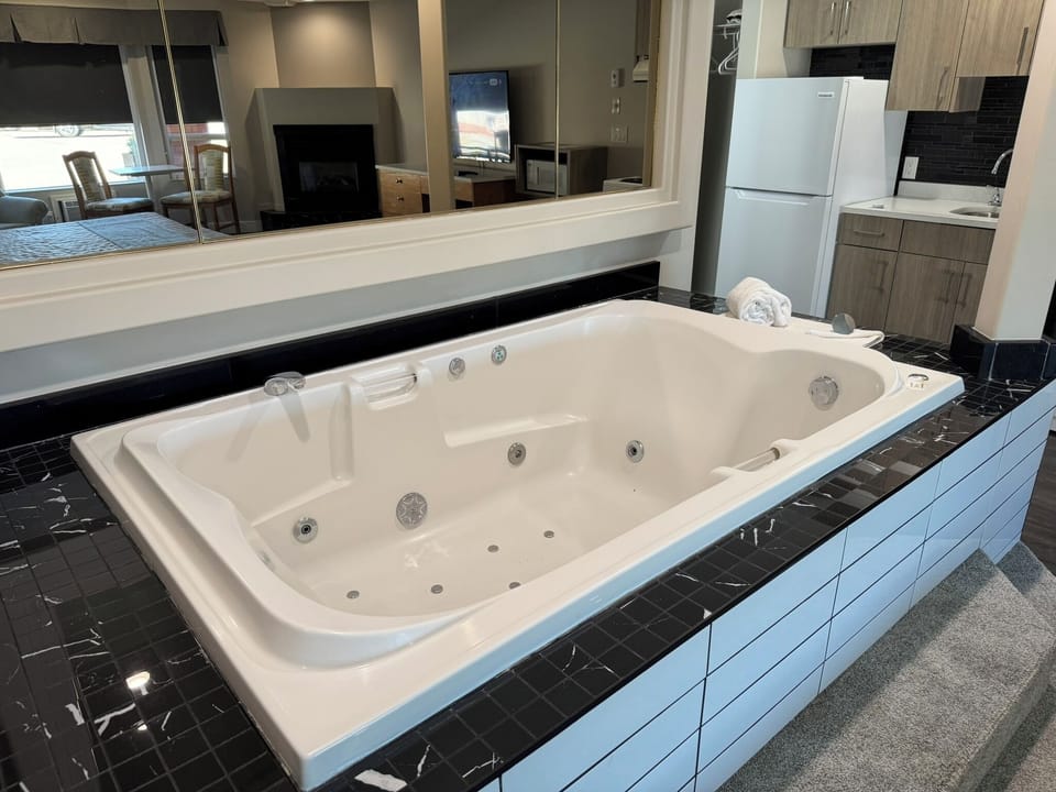 Deluxe Studio Suite, 1 King Bed, Jetted Tub | Jetted tub