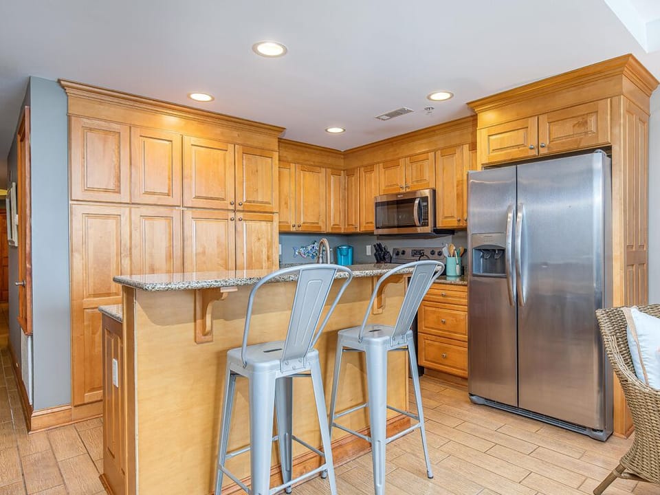 Dining for 2 and 2 seats at the breakfast bar