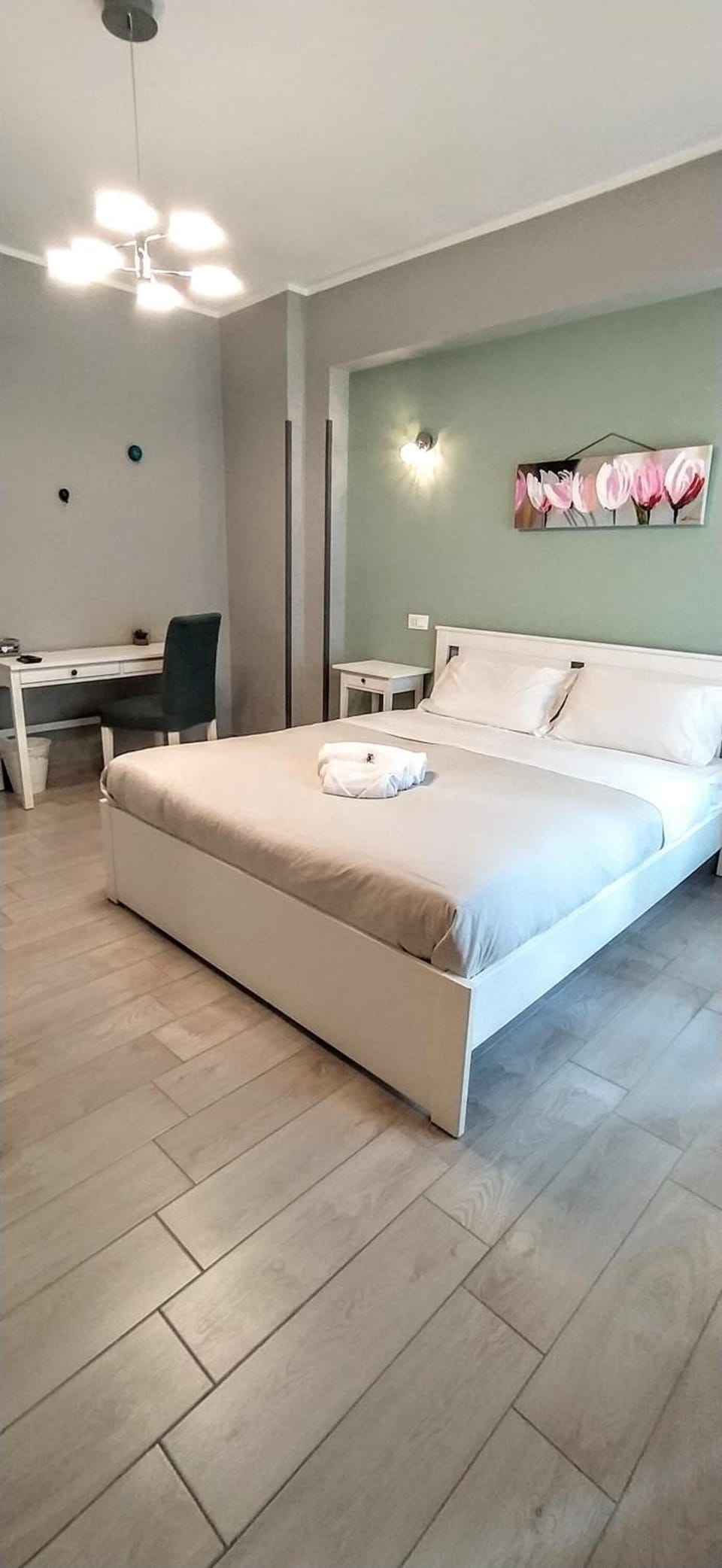 Frette Italian sheets, premium bedding, down comforters, minibar