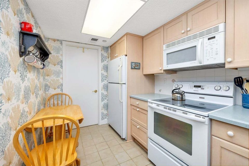 North Breakers 411 - Eat in Kitchen