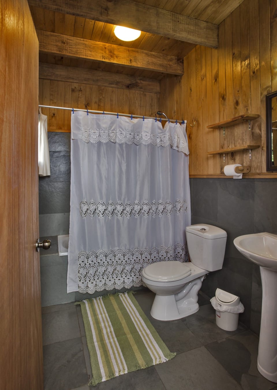 Combined shower/tub, towels, soap, toilet paper