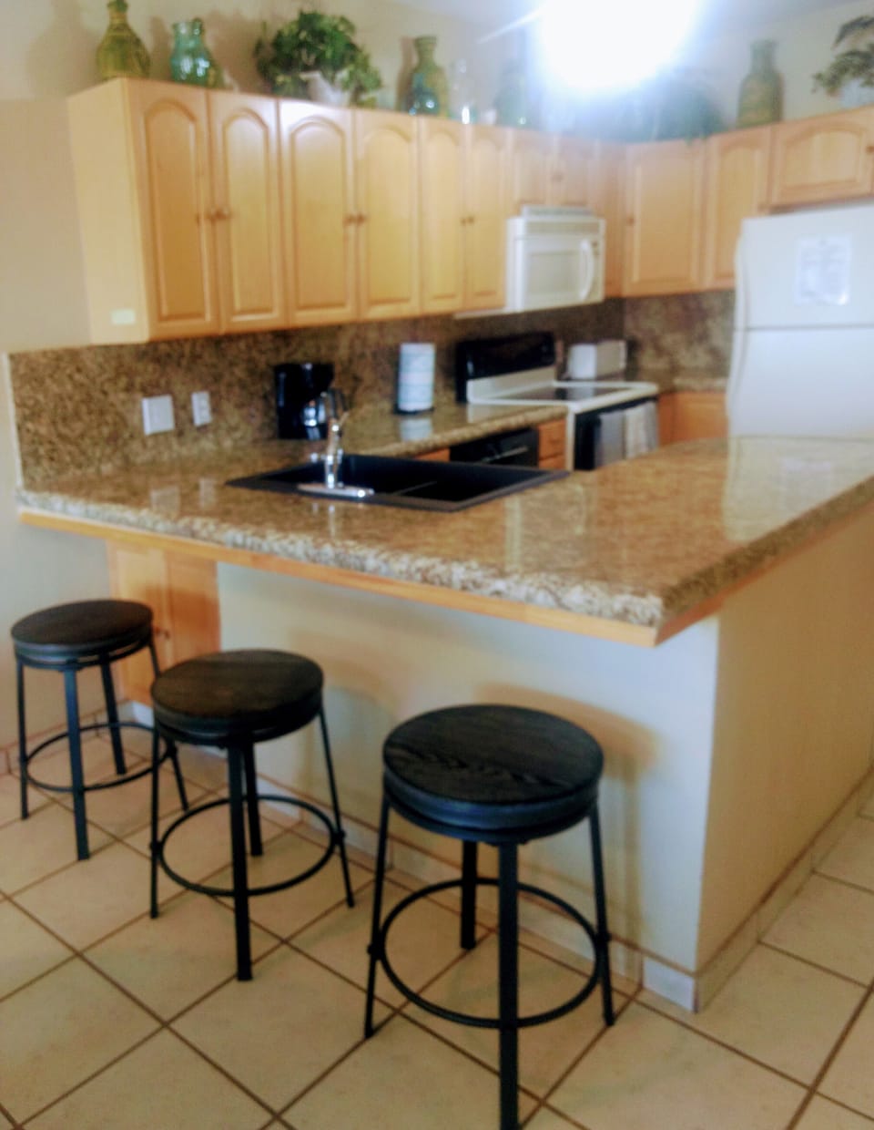 UPDATED KITCHEN WITH APPLIED INCLUDES/ COSINA RENOVADA CON UTENSILIOS INCLUIDOS.