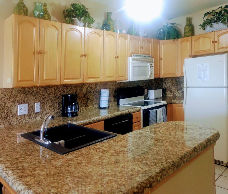 UPDATED KITCHEN WITH APPLIED INCLUDES/ COSINA RENOVADA CON UTENSILIOS INCLUIDOS.