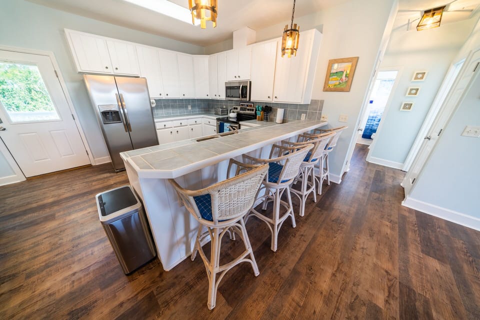 Kitchen Bar with 4 Barstools