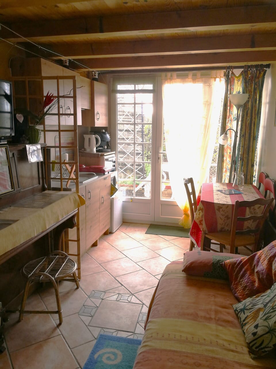 TV, DVD player, books, stereo