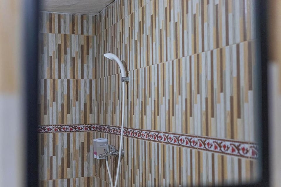Bungalow | Bathroom | Shower, rainfall showerhead, free toiletries, bathrobes