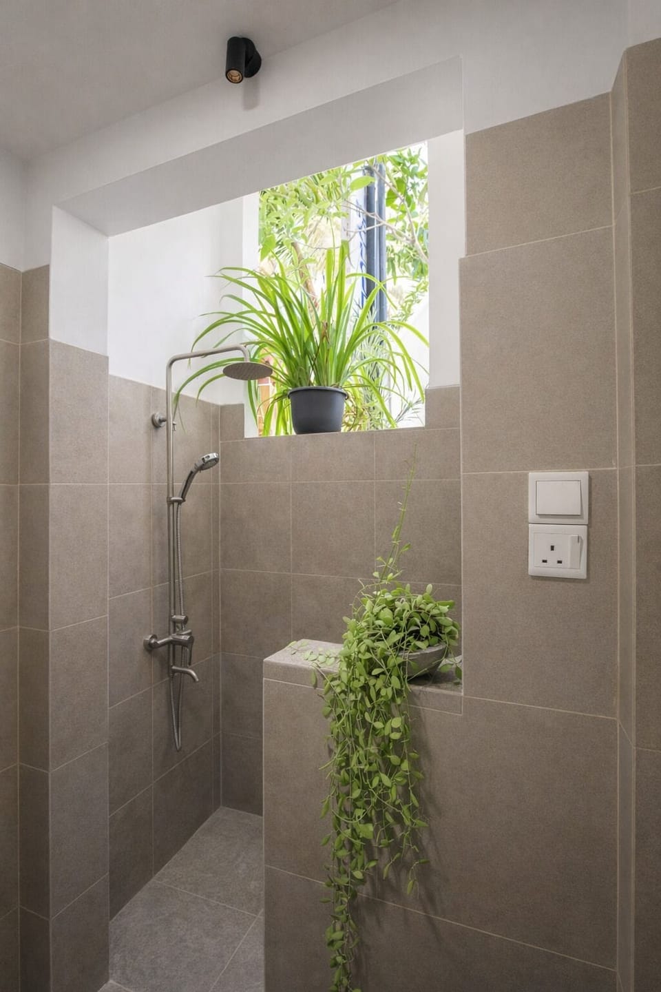 Standard Room, Ground Floor | Bathroom | Shower, hair dryer, towels