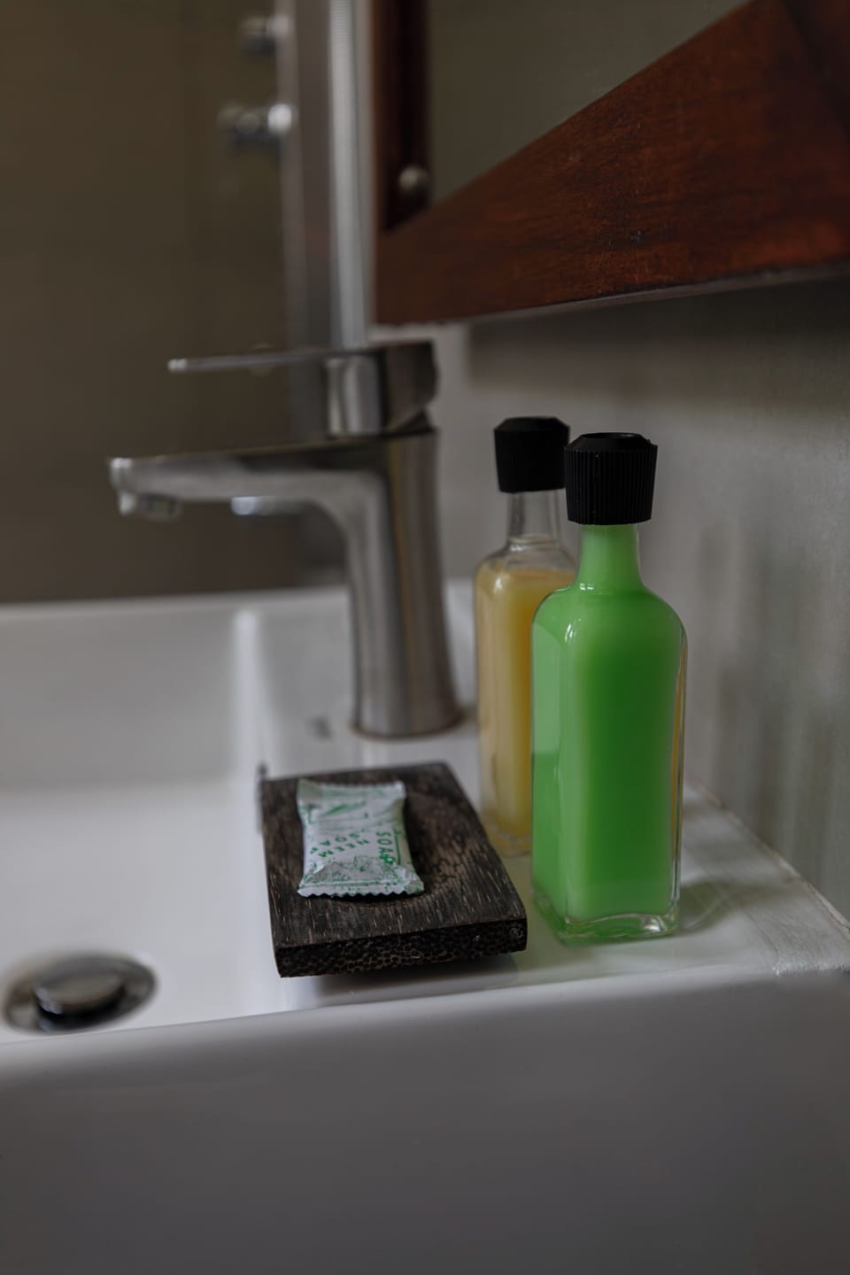 Deluxe Double or Twin Room, Partial Ocean View | Bathroom | Shower, hair dryer, towels