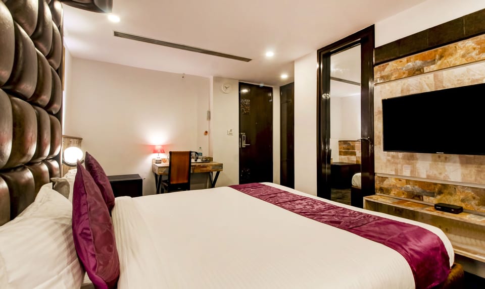 Deluxe Room | Iron/ironing board, free WiFi, bed sheets
