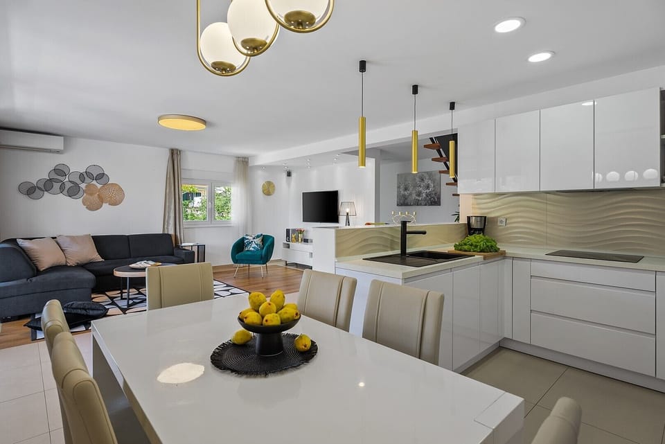 The kitchen is also equipped with an oven, a kettle, a filter coffee maker, etc