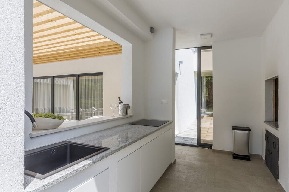Fully equipped summer kitchen